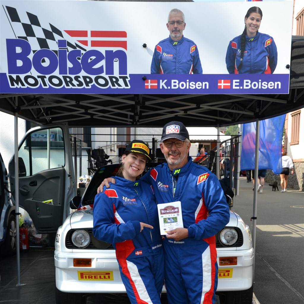 De regerende danske mestre i historisk rally, far og datter Kim Boisen og Emilie Boisen fra Broager, melder klar til Rally Midtsjælland i deres BMW M3.
(Foto: Kenneth Saust)
